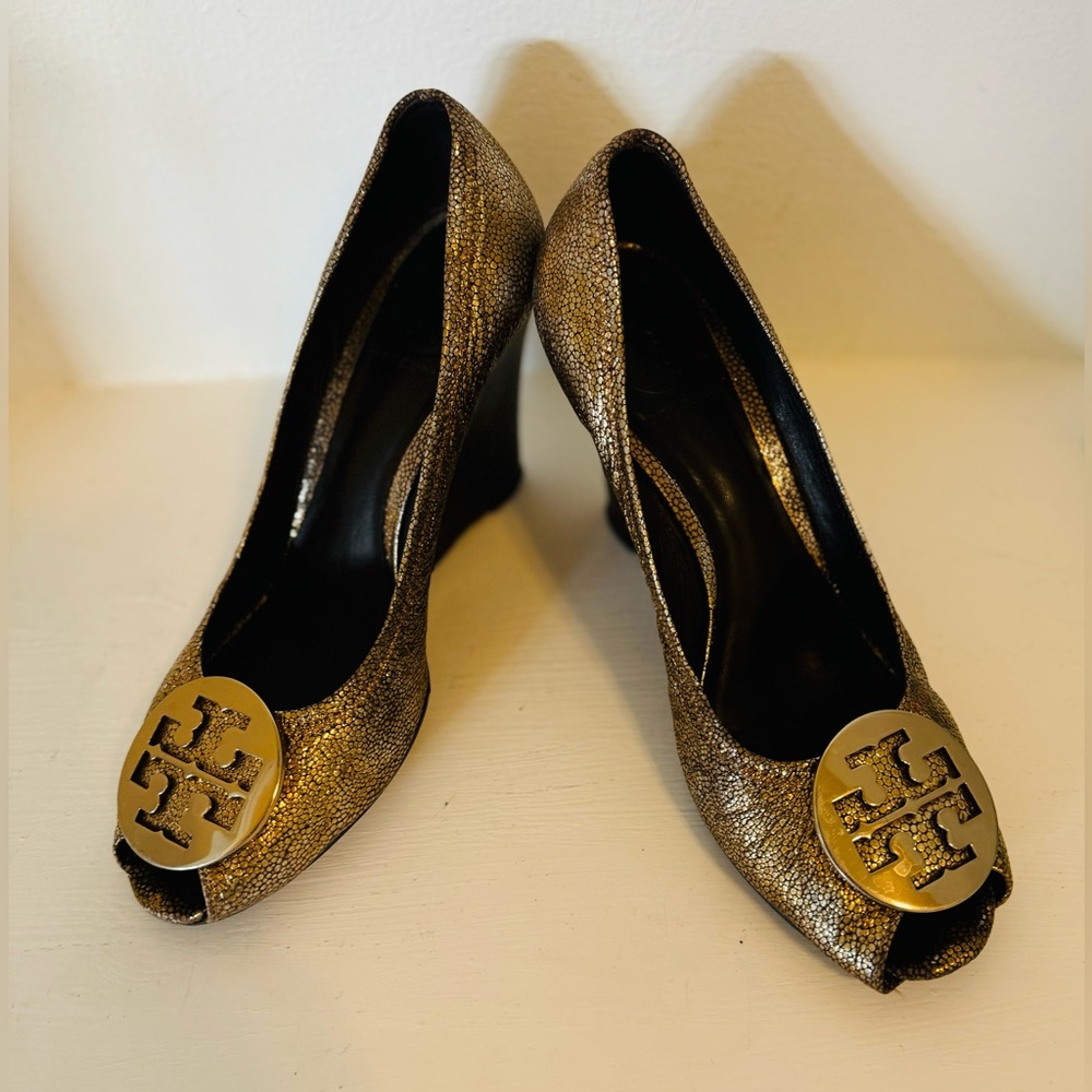 Tory Burch Julianne open-toe leather and metallic shoes. Size 8.5. gold logo